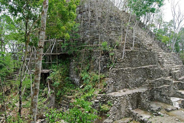 Руины пирамиды майя в Эль-Мирадоре