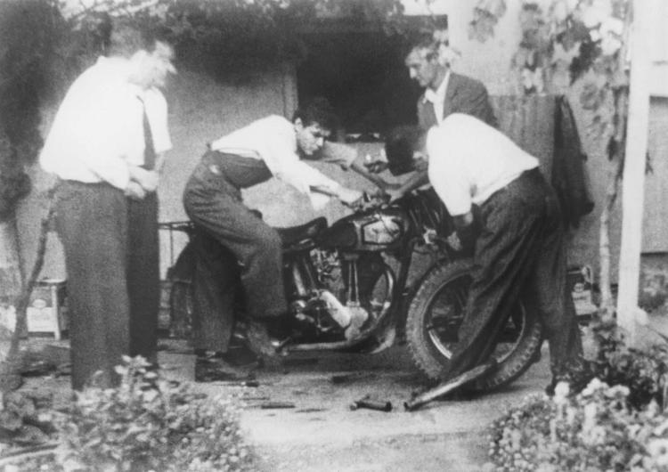  Эрнесто в молодости очень любил мопеды и мотоциклы (на этом фото он в центре)