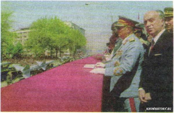 И. Броз Тито принимает парад в Белграде