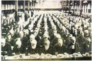 Обед в работном доме Лондон. 1900 год Обед в работном доме Лондон. 1900 год