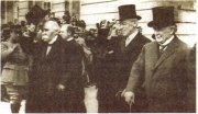 Ж. Клемансо, В. Вильсон и Д. Ллойд Джордж в Версале. 1919 г. Ж. Клемансо, В. Вильсон и Д. Ллойд Джордж в Версале. 1919 г.