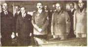 Слева направо: Чемберлен, Дападье, Гитлер, Муссолини в Мюнхене 1938 г. Слева направо: Чемберлен, Дападье, Гитлер, Муссолини в Мюнхене 1938 г.