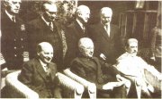 На Потсдамской конференции. В первом ряду слева направо: К. Эттли, Г. Трумэн, И. Сталин На Потсдамской конференции. В первом ряду слева направо: К. Эттли, Г. Трумэн, И. Сталин