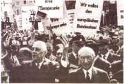 Ш. де Голль (слева) во время визита в ФРГ в 1962 г. Справа — К. Аденауэр Ш. де Голль (слева) во время визита в ФРГ в 1962 г. Справа — К. Аденауэр