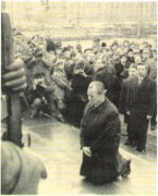 Варшава. 1970 г. Вилли Брандт у памятника участникам восстания 1943 г. в Варшавском гетто. Варшава. 1970 г. Вилли Брандт у памятника участникам восстания 1943 г. в Варшавском гетто.