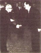 Э. Бенеш и К. Готвальд 27 февраля 1948 г. Новое правительство представляется президенту республики. Э. Бенеш и К. Готвальд 27 февраля 1948 г. Новое правительство представляется президенту республики.