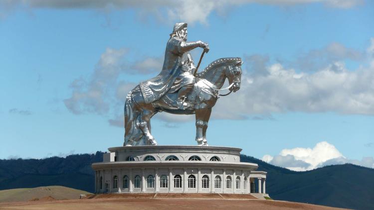 Огромный памятник Чингисхану на коне в окрестностях Улан-Батора