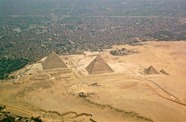 Три пирамиды на плато Гиза: вид сверху
