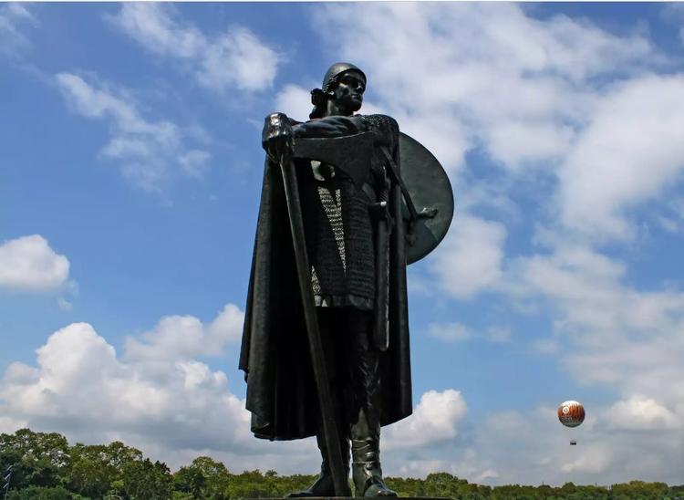 Статуя Торфинна Карлсефни в Филадельфии (США)
