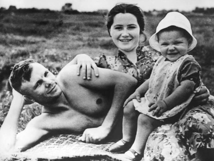 Гагарин с женой и одной из дочек
