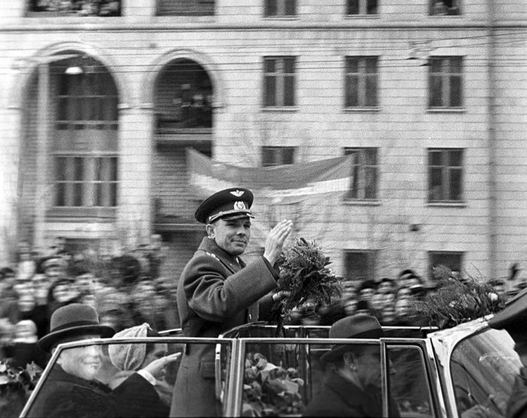 Гагарин едет по Москве на машине с открытом верхом