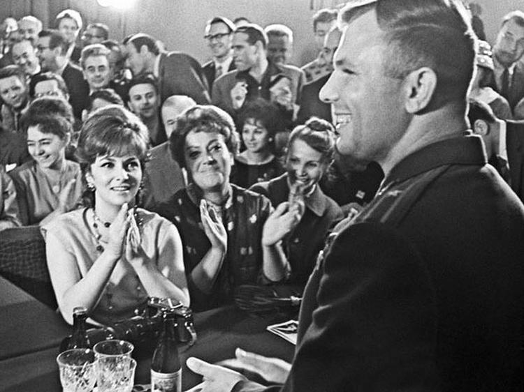  10. Гагарин выступает перед аудиторией: на него востороженно смотрит итальянская актриса Джина Лоллобриджида