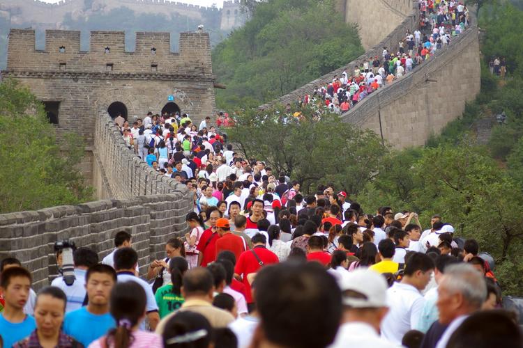 Экскурсии по Стене по-прежнему очень популярны и среди зарубежных туристов, и среди жителей Китая