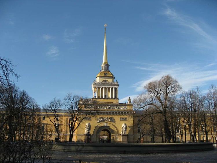 Адмиралтейство — одно из старейших зданий Петербурга: шпиль и кораблик на нём появились ещё при жизни Петра