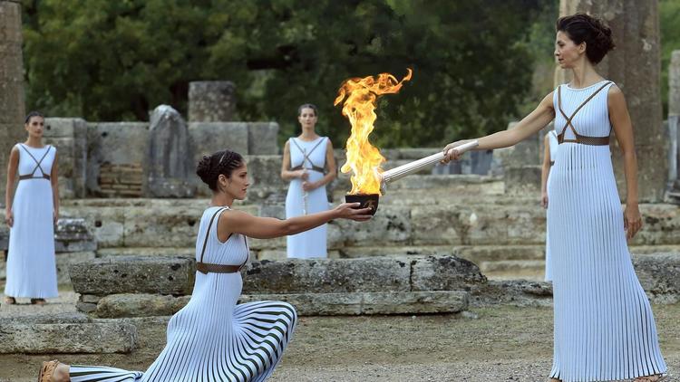  Фрагмент современной церемонии зажжения огня в Олимпии — очень красиво!