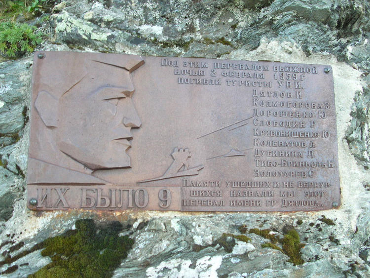 Мемориальная доска на перевале Дятлова