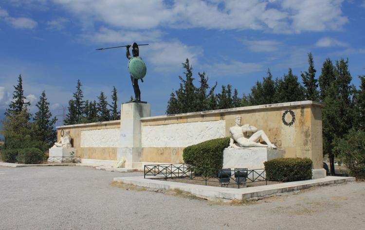 А так выглядит памятник царю Леониду и 300 спартанцам в Фермопилах