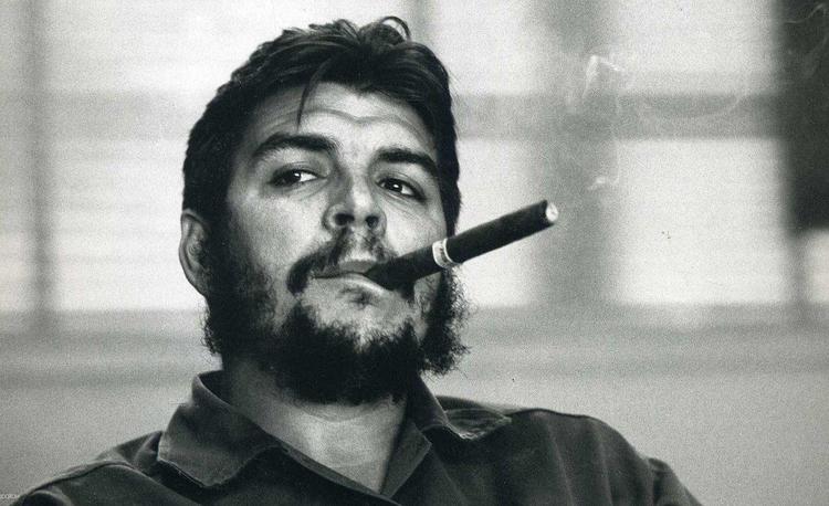 Че Гевара с кубинской сигарой: он действительно очень пристрастился к ним