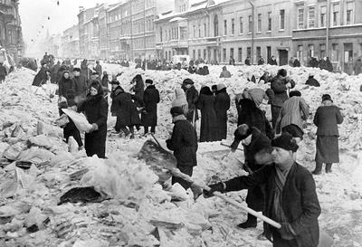 В 1941 году гитлеровские войска замкнули кольцо блокады вокруг Ленинграда