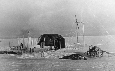 В 1937 году начала свою работу первая научно-исследовательская полярная станция "Северный полюс - 1"