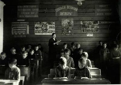 В 1938 году подписано постановление об обязательном изучении русского языка