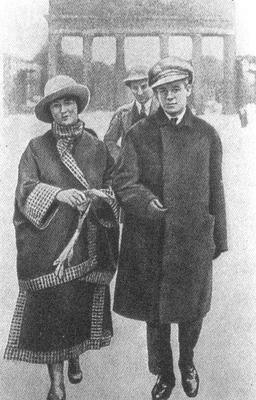 В 1922 году Сергей Есенин встретился в Берлинском "Доме искусств" с русской эмиграцией