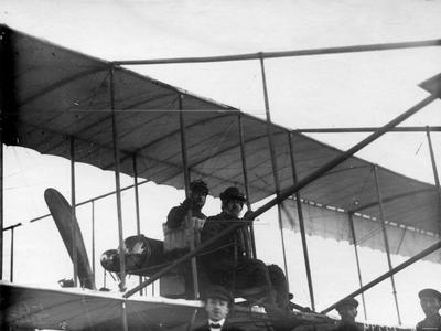Авиаторы Б. С. Масляников и Г. В. Янковский в аэроплане перед перелётом
