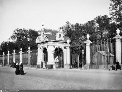 В 1866 году у решетки Летнего сада была заложена часовня