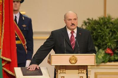 24 ноября в 1996 году на референдуме более 70% населения поддержало конституцию Александра Лукашенко