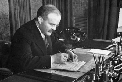 В 1937 году председатель Совнаркома СССР Вячеслав Молотов подписал постановление "Об ученых степенях и званиях"