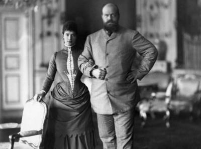 В 1866 году будущий император Александр III был помолвлен в Копенгагене с датской принцессой Дагмарой