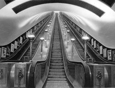 В 1911 года на одной из станций лондонского метро был введен в эксплуатацию первый эскалатор