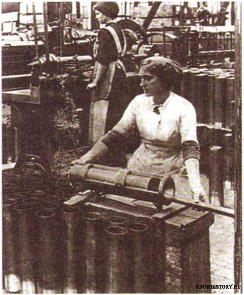 Женщины, работающие на производстве снарядов