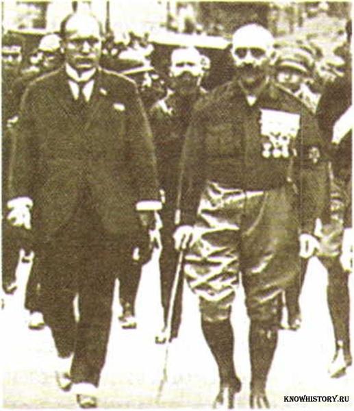 Б. Муссолини (слева) во главе «похода на Рим»