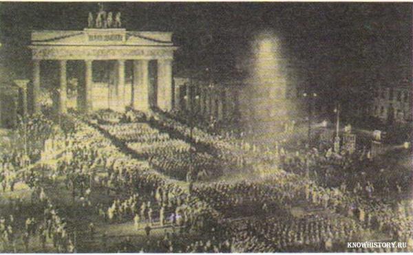 Факельное шествие нацистов через Бранденбургские ворота в Берлине 30 января 1933 г.