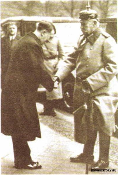 А. Гитлер и П. Гинденбург (справа)