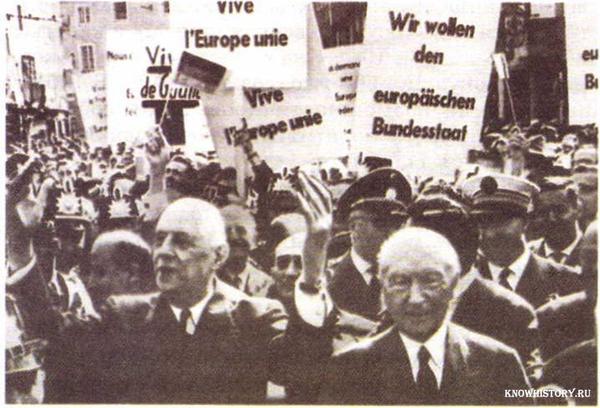  ​​​​​​​Ш. де Голль (слева) во время визита в ФРГ в 1962 г. Справа — К. Аденауэр