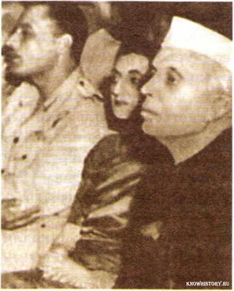 Дж. Неру (справа) и И. Ганди на конгрессе Движения неприсоединения