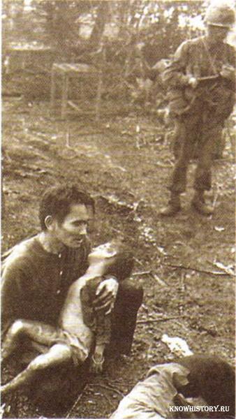 1967 г. Южный Вьетнам После нападения американских солдат на деревню, где находились партизаны