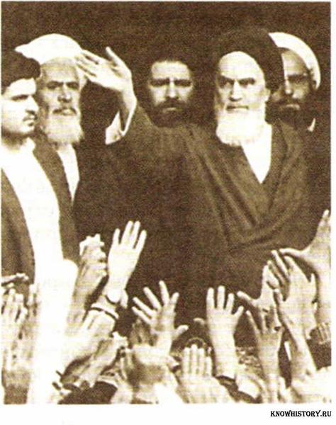Аятолла Р. Хомейни (в первом ряду справа) — лидер революции 1979 г. и глава иранского государства (до 1989 г.)