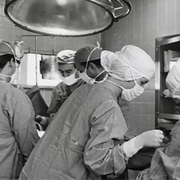 11 апреля в 1952 году была проведена первая в мире успешная операция мозга, в результате которой больной избавился от болезни Паркинсона