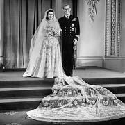 В 1947 году Елизавета II вступила в брак с лейтенантом Филиппом Маунтбеттеном