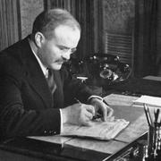 В 1937 году председатель Совнаркома СССР Вячеслав Молотов подписал постановление "Об ученых степенях и званиях"