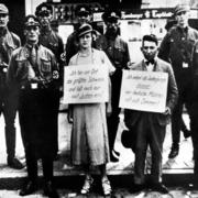 В 1935 году Гитлер объявил о принятии антиеврейских законов